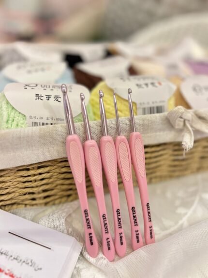 ابرة كروشية بلاستيك بينك Pink plastic crochet hook