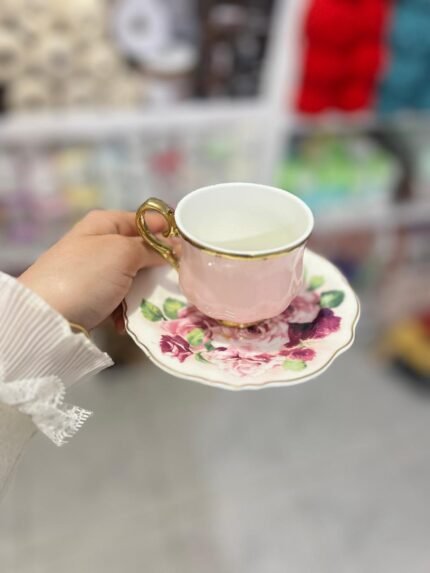 فنجان قهوة بطبق ورد