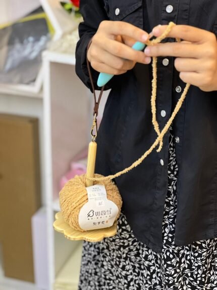 Mini Minder Hand Yarn Holder - حامل خيط لليد